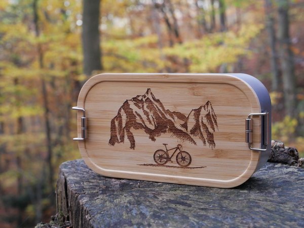 Lunchbox aus Edelstahl mit Bambusdeckel und Gravur Berge und Mountainbike.
