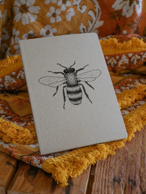 Nachhaltiges Reisetagebuch oder Notizbuch aus Graspapier mit gezeichnerter Biene