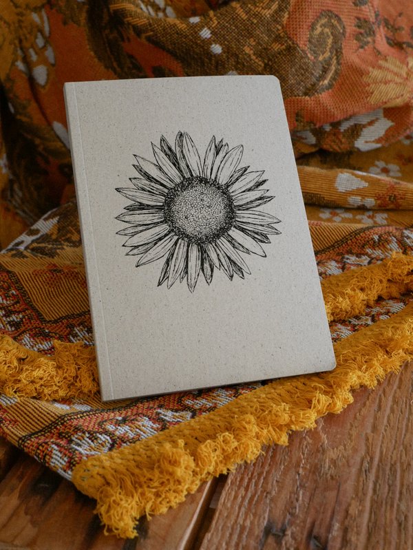 Nachhaltiges Graspapier Notizbücher mit Sonnenblumenzeichnung. Eignet sich prima für Rezepte, als Bullet Journal oder Reisetagebuch