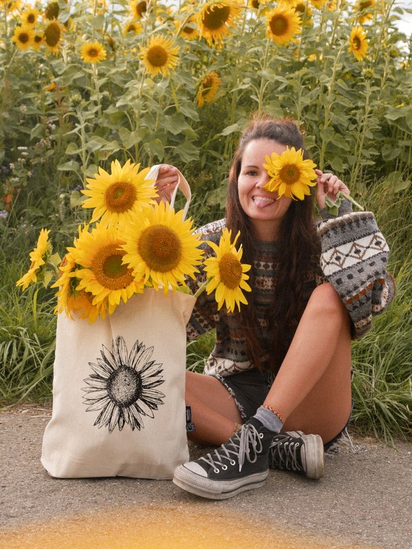 Naturfarbene Stofftasche mit gezeichneter Sonnenblume als Aufdruck